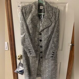 ￼ Beautiful Bl/Wh cabi jacket size M
worn once. Pd $199, selling for $75.